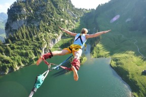 开云kaiyun-_荒野越野跑：穿越山林和荒漠的极限挑战_，荒野求生越南小伙